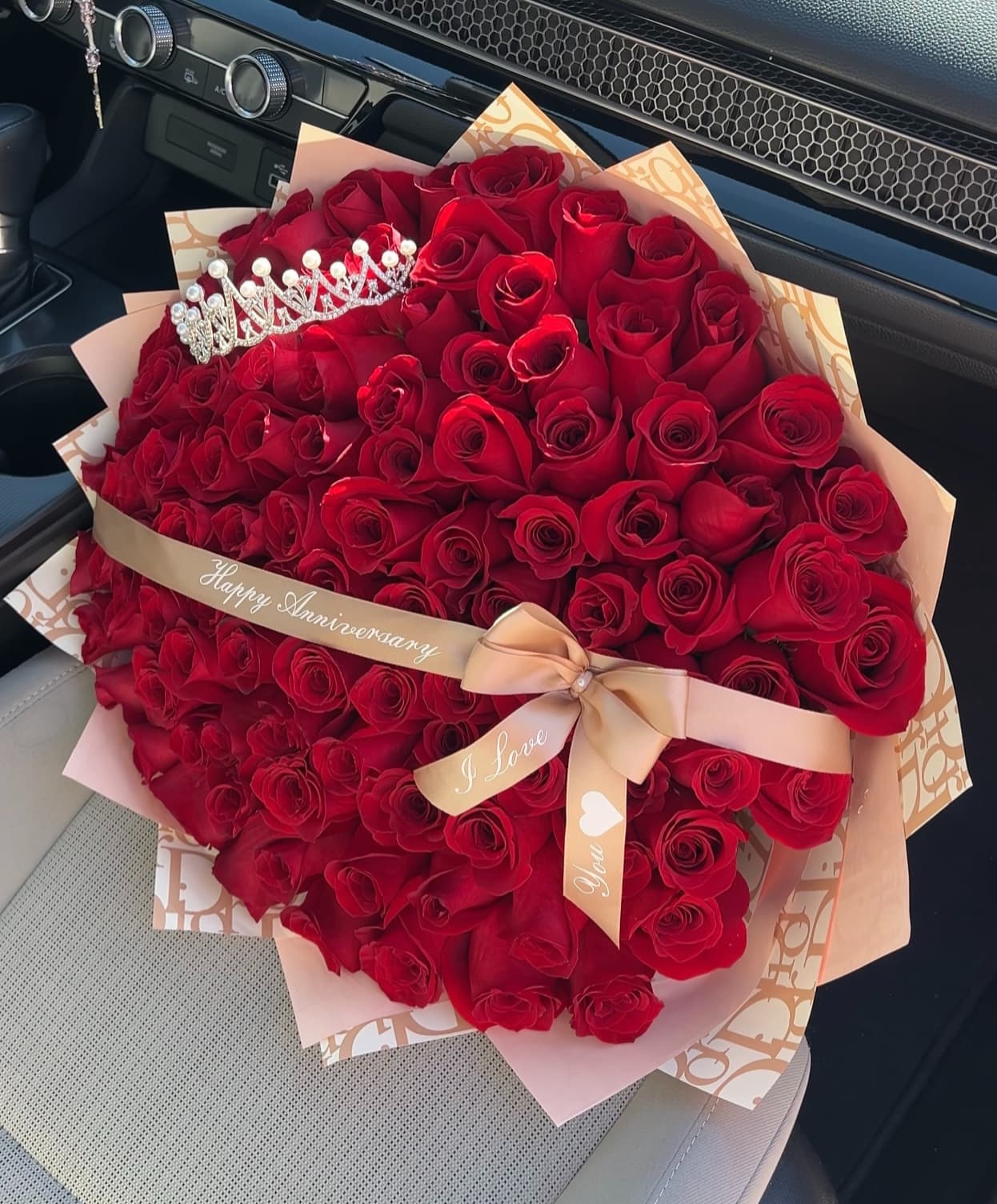 Floral arrangement composed by Divina Arrangements for Megan Numan